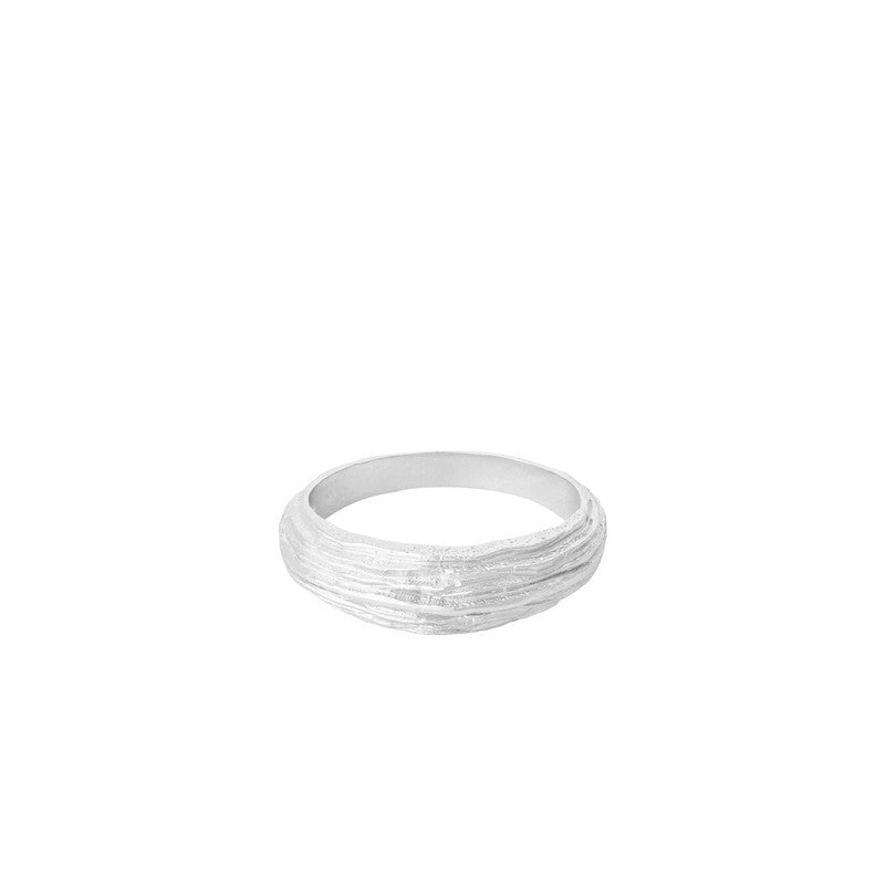 Pernille Corydon Coastline ring i sølv fra Spring Breeze-kollektionen med tekstureret overflade inspireret af nordiske kystlinjer.